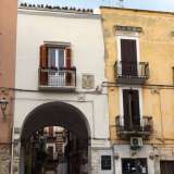 L'Arco � incastonato tra un palazzo giallo e uno color rosa salmone